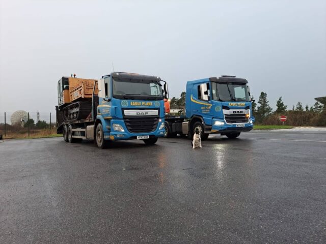 Well it's certainly rainy season in Cornwall.Two lorries on their first drops of the day delivering the BIG guns a  8t tracked dumper and a 13t exc to somewhere where their Sky TV reception must be bad judging by the size of that satellite dish🤣Buddy playing banksman waiting for the client to arriveFor all your Plant or accommodation needs call 01872 863231 option 1 for accommodation and option 2 for PlantTry to stay dry today